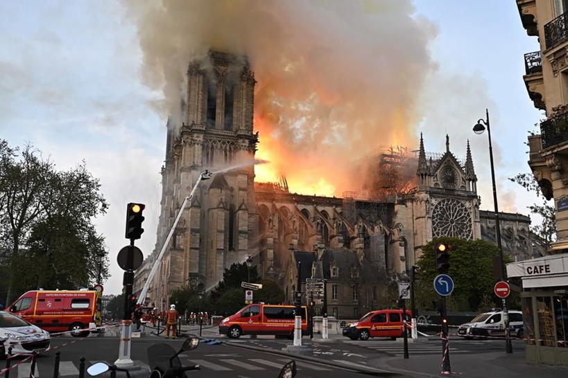 В Париже загорелся легендарный символ города - Нотр-Дам-де-Пари, собор Парижской Богоматери :(