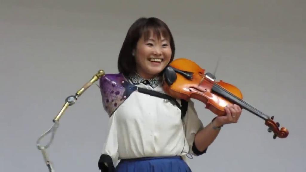 Эта девушка играет протезом на скрипке так, что дух захватывает!