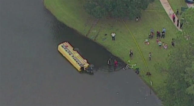 Автобус с 27 учениками вылетел в озеро, кишащее аллигаторами. Помощь пришла с неожиданной стороны…