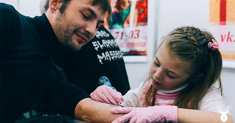 7 летняя Лиза делает милые тату и покоряет сердца пользователей интернета своим талантом