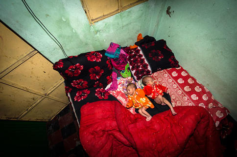 Вот фото о том, как живут проститутки и их семьи в стране, где это легально