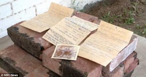 Через 38 лет после смерти жены он получил от нее письмо. Оно было спрятано в стене их дома