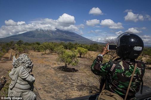 В Индонезии взорвался ″спящий″ вулкан. Теперь все ждут, когда рванет на Бали