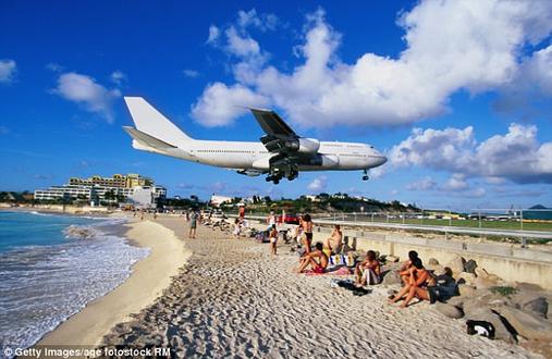 Помните пляж, над которым приземлялись самолеты? Ураган Ирма его уничтожил! 
