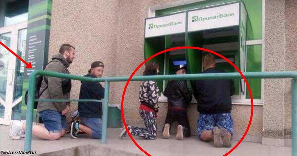В Украине появились банкоматы, перед которыми надо стоять на коленях
