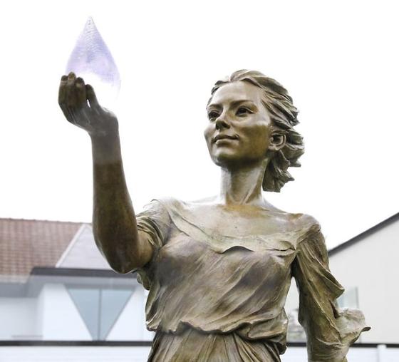 Кажется, что это скульптура времен Возрождения, но посмотрите поближе...
