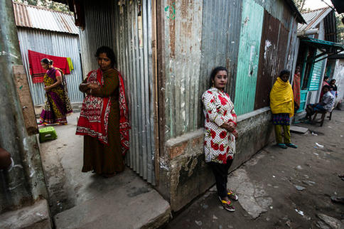 Вот фото о том, как живут проститутки и их семьи в стране, где это легально