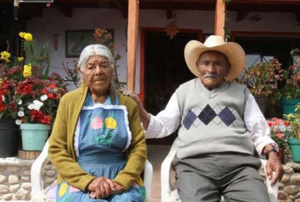 81 год брака, 110 внуков — но эти двое до сих пор любят друг друга как подростки!