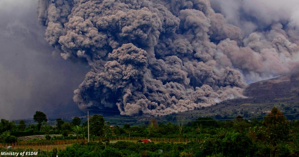 В Индонезии взорвался ″спящий″ вулкан. Теперь все ждут, когда рванет на Бали