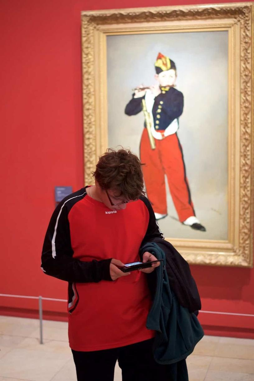 Фотограф ходит по музеям и снимает людей, которые буквально сливаются с произведениями искусства