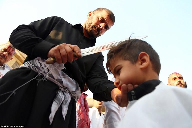 Сирийские мусульмане режут головы себе и детям, чтобы почтить память внука Пророка