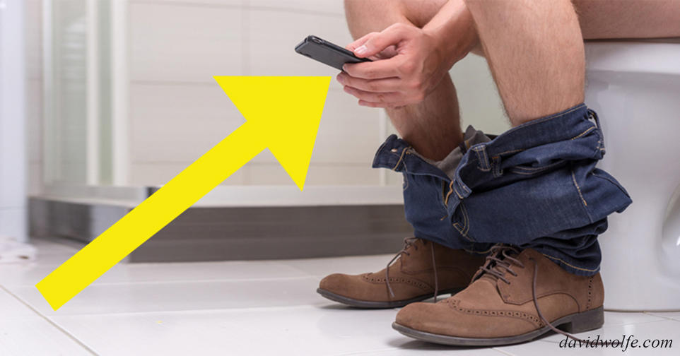 90% людей ходят в туалет с телефоном. Но есть 3 причины никогда так больше не делать! 