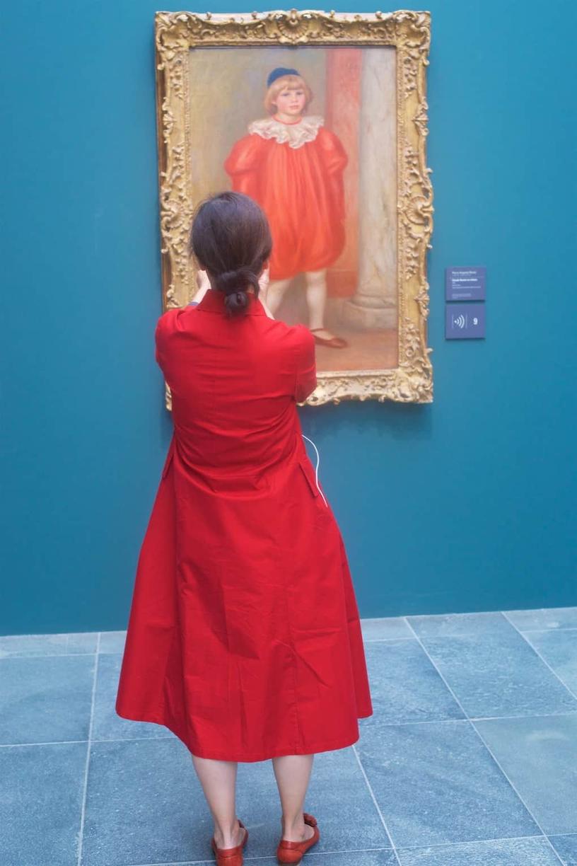 Фотограф ходит по музеям и снимает людей, которые буквально сливаются с произведениями искусства