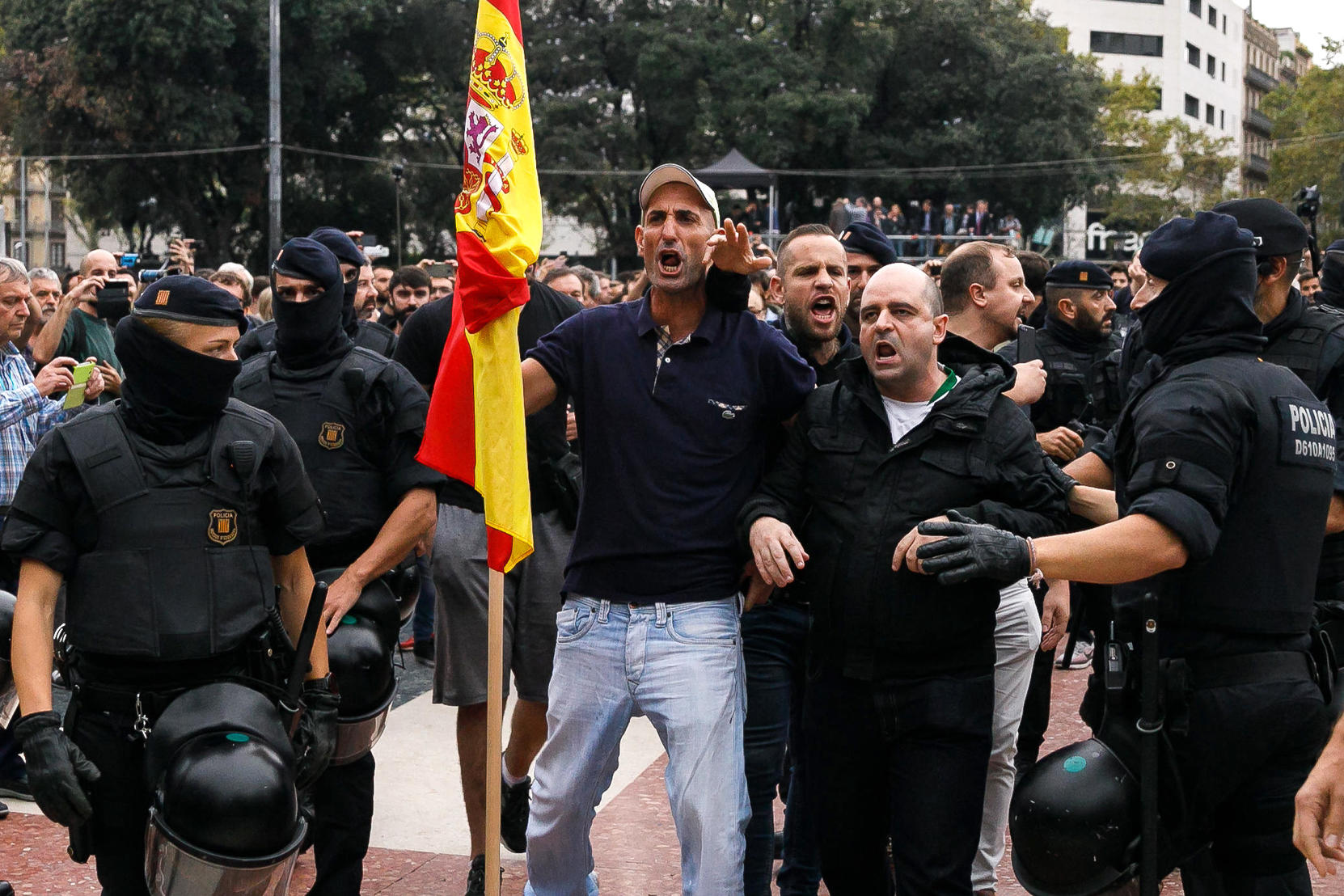 Пожарники из Каталонии защищали людей от ОМОНа собственной грудью! 