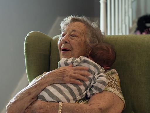 25 трогательных фотографий бабушек и дедушек в момент их первой встречи со своими внуками