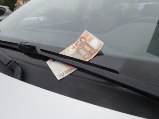 Если вы нашли USD100 на стекле на парковке, не выходите из машины! Срочно уезжайте! 