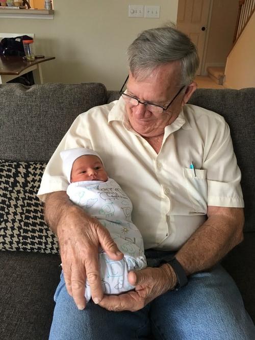 25 трогательных фотографий бабушек и дедушек в момент их первой встречи со своими внуками
