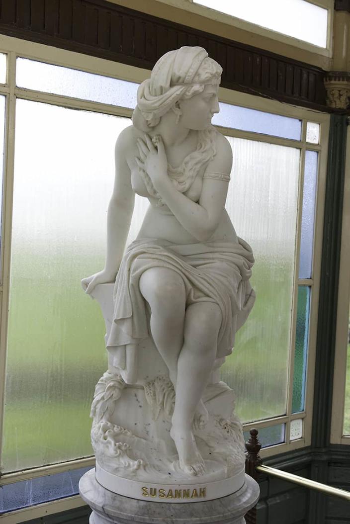 Художница раскрашивает классические статуи, придавая им новый облик с помощью современных технологий