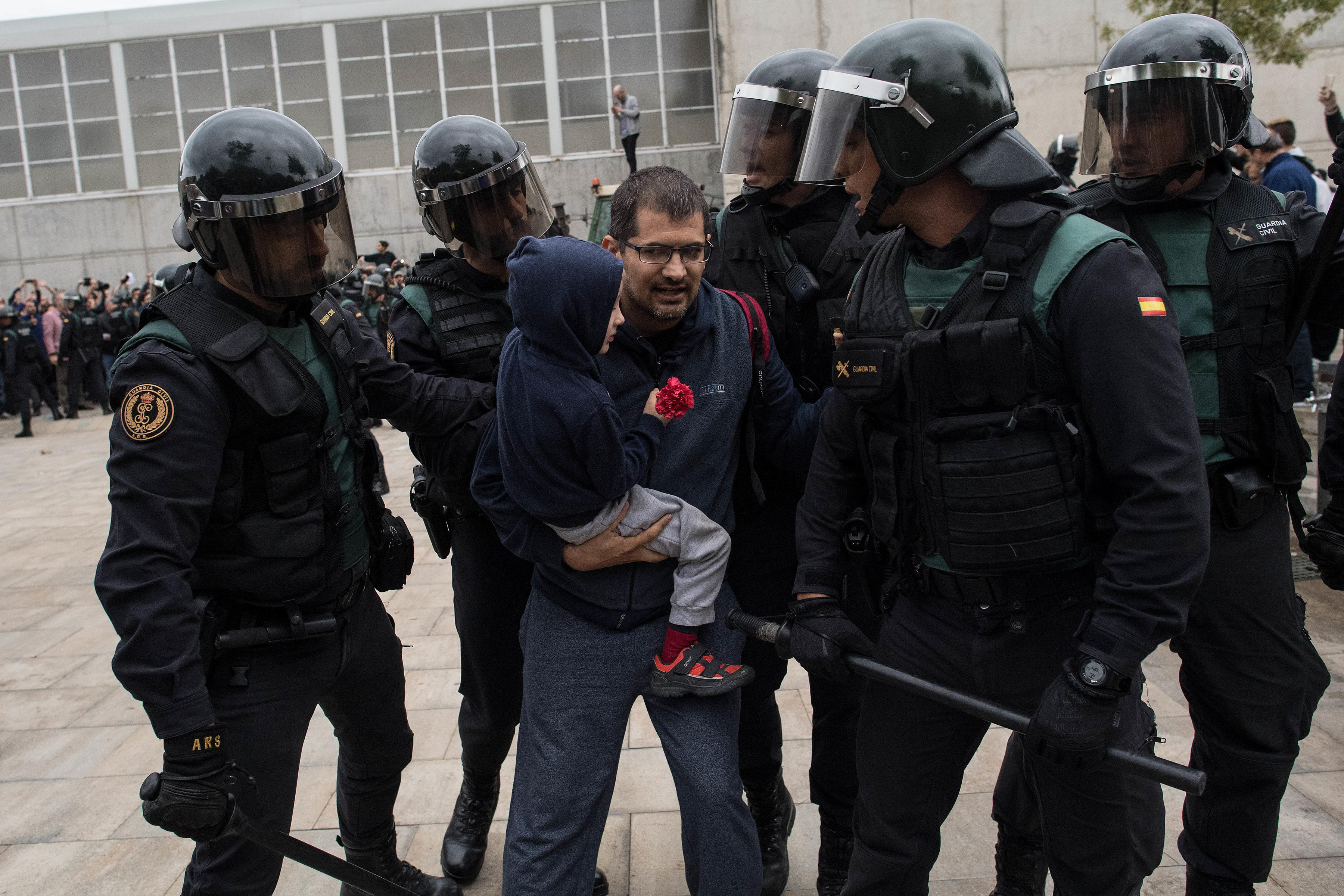Пожарники из Каталонии защищали людей от ОМОНа собственной грудью! 