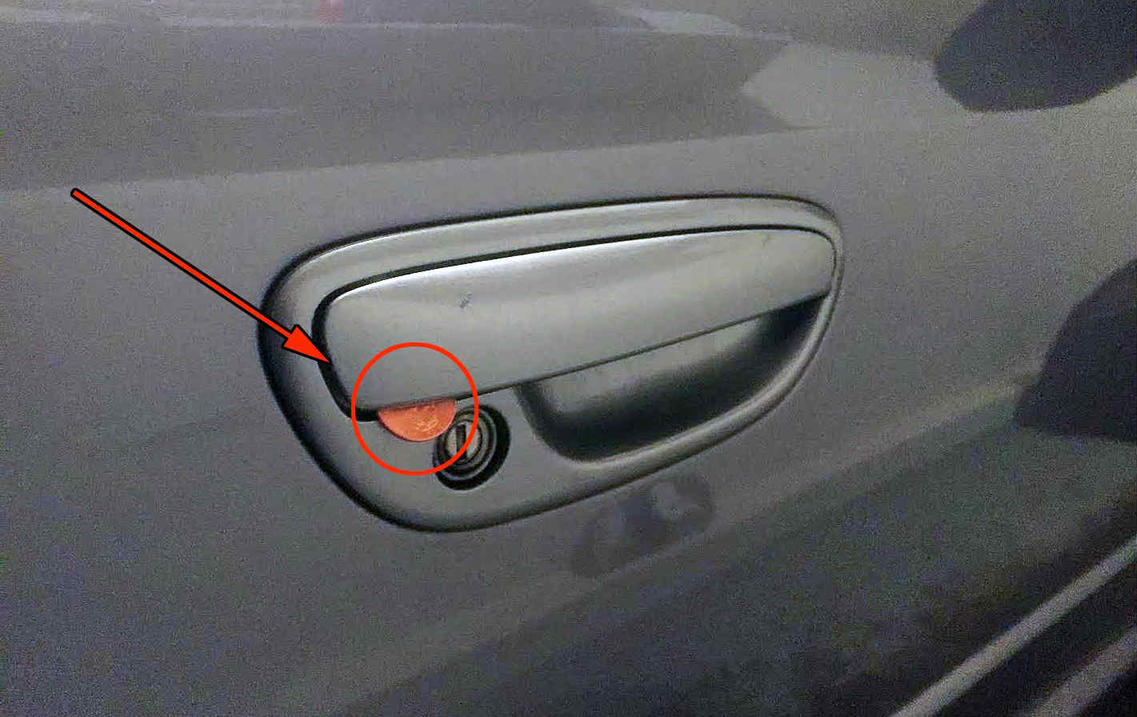 Если увидели монету на двери своего авто   действуйте немедленно!