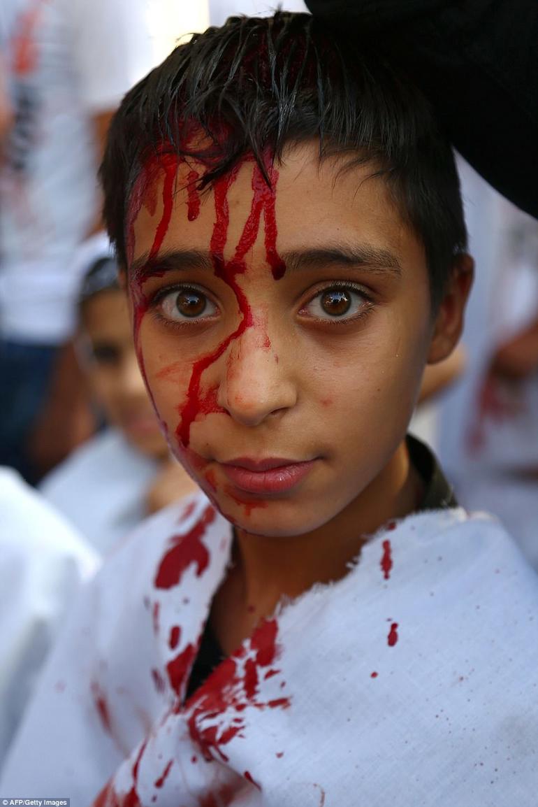 Сирийские мусульмане режут головы себе и детям, чтобы почтить память внука Пророка
