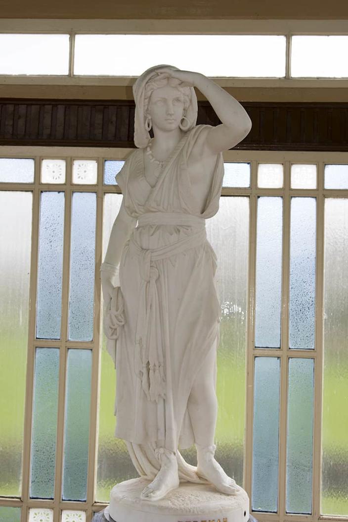 Художница раскрашивает классические статуи, придавая им новый облик с помощью современных технологий