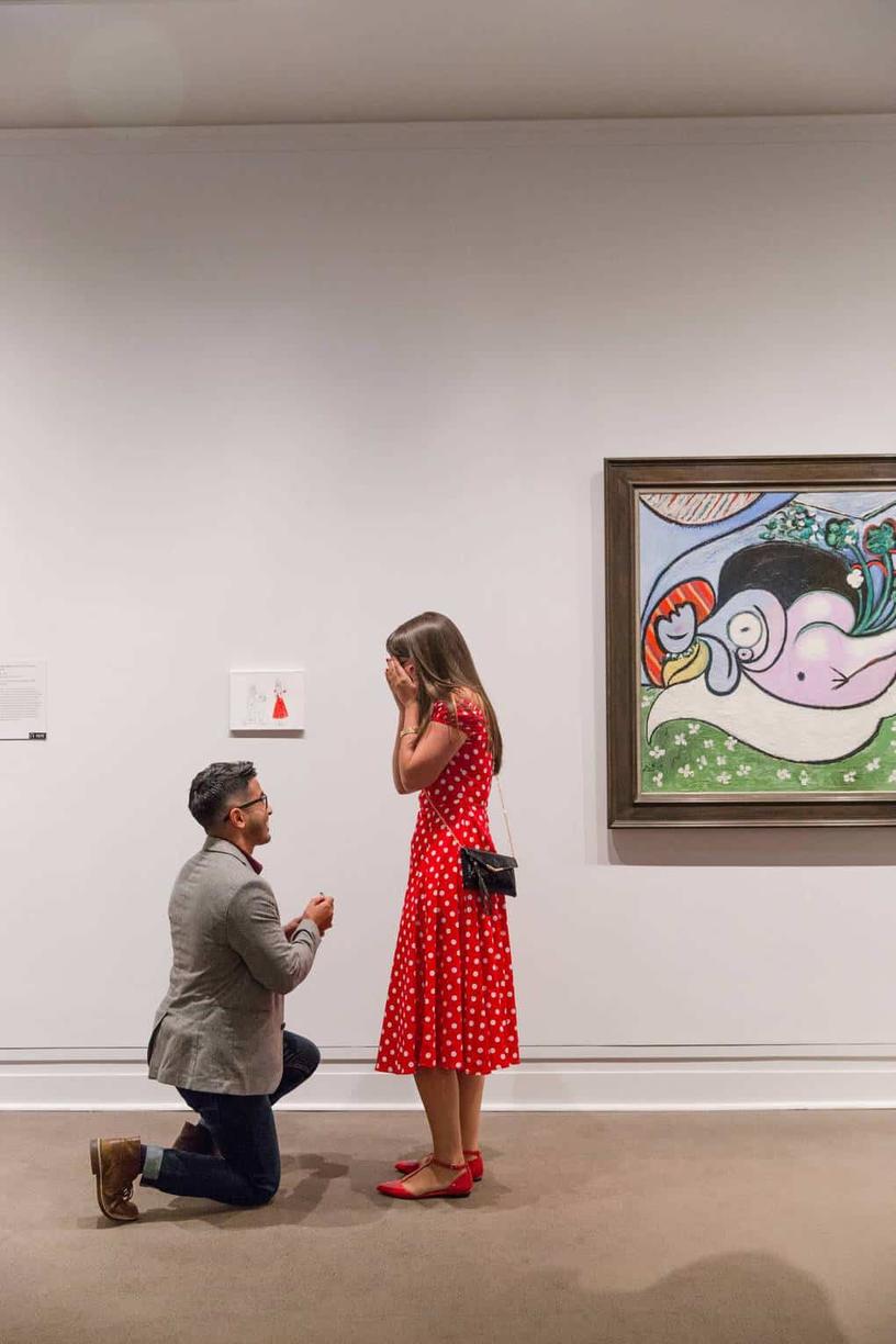 Парень сделал предложение своей девушке в музее неожиданным способом, добавив в экспозицию ещё одну картину
