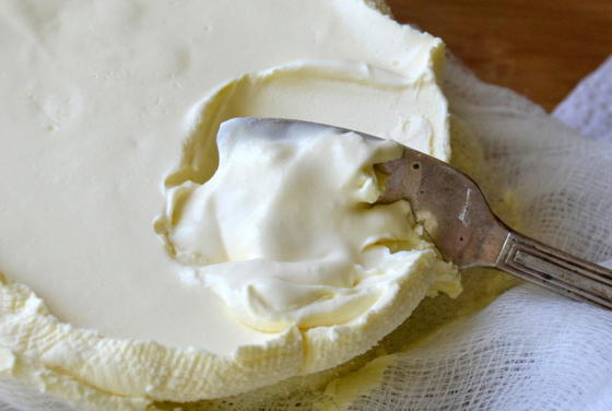 Чтобы сделать сыр Маскарпоне дома, нужна только сметана! 