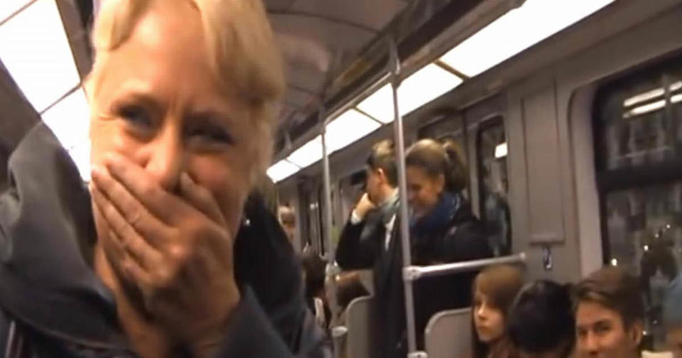 Посмотрите неожиданную реакцию пассажиров метро на смех женщины