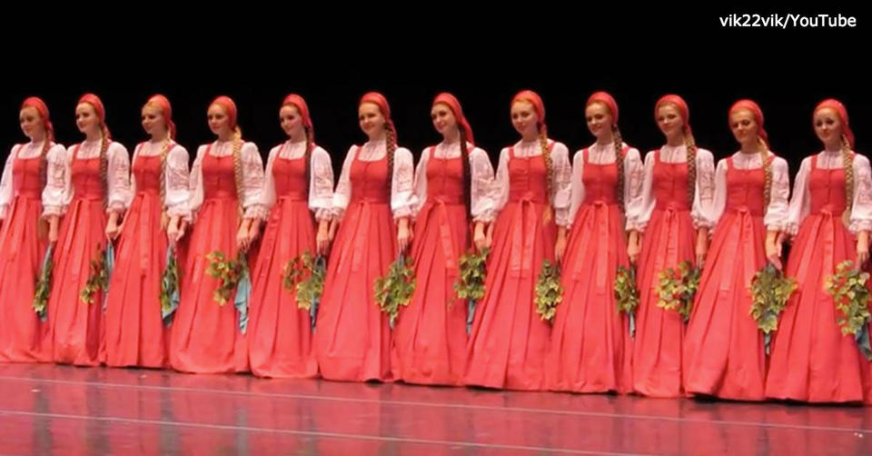 16 русских танцоров просто стоят… Но когда они начинают двигаться - это просто ВАУ!