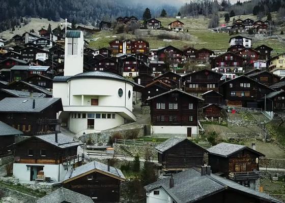 Это живописная швейцарская деревня выплатит вам 70 тысяч долларов, если вы переедете в неё со своей семьёй
