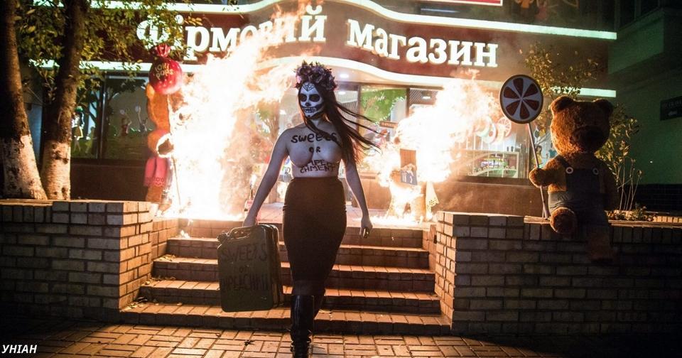 Голая активистка Femen устроила магазину Roshen персональный Хэллоуин
