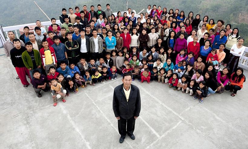 Вот мужик, его 39 жен и 94 ребенка! Самая большая семья в мире? 