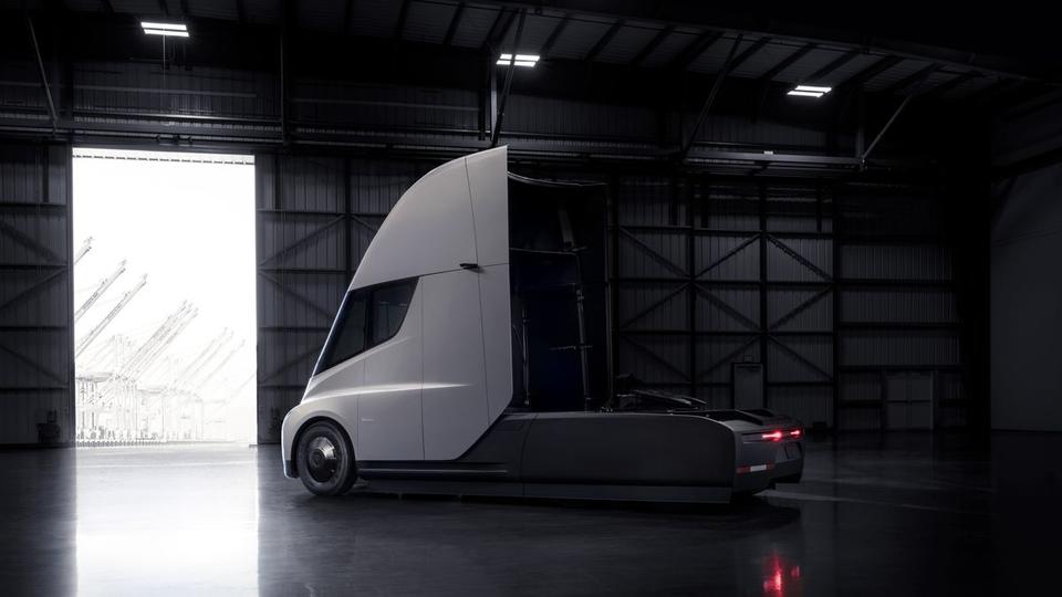 Tesla показала 2 новых машины: грузовик и совершенно безумный родстер