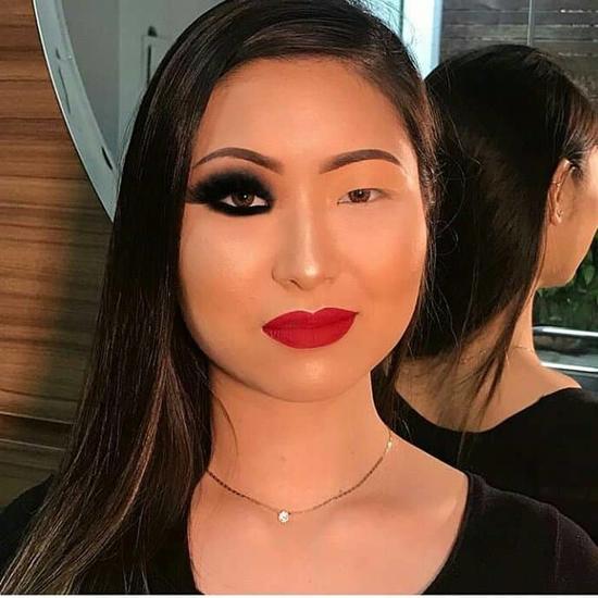 Девушки публикуют фото с половиной нанесённого макияжа, спрашивая, как им лучше, и этот новый тренд уже захватил Instagram