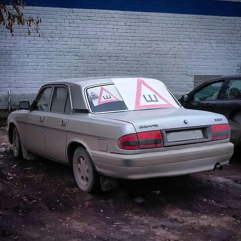 Знак «Шипы» теперь является обязательным, и вот как на это отреагировали креативные автомобилисты