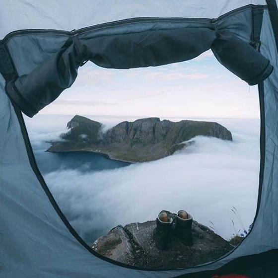 Эта девушка изящно высмеивает тревел-блогеров, ставящих палатки в неудобнейших местах, только для того, чтобы сфоткаться