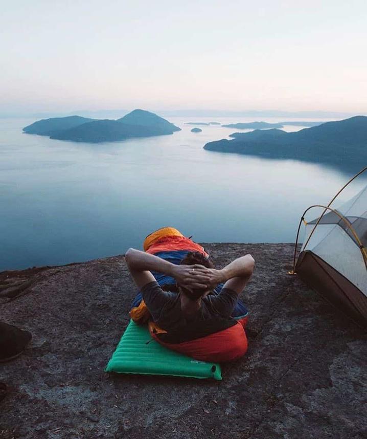 Эта девушка изящно высмеивает тревел-блогеров, ставящих палатки в неудобнейших местах, только для того, чтобы сфоткаться