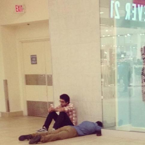 32 фото, которые честно показывают, как страдают мужчины от шопинга