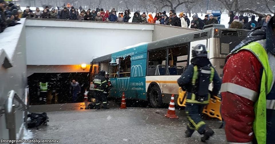 В Москве автобус въехал в толпу людей в переходе! Есть жертвы...