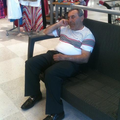 32 фото, которые честно показывают, как страдают мужчины от шопинга