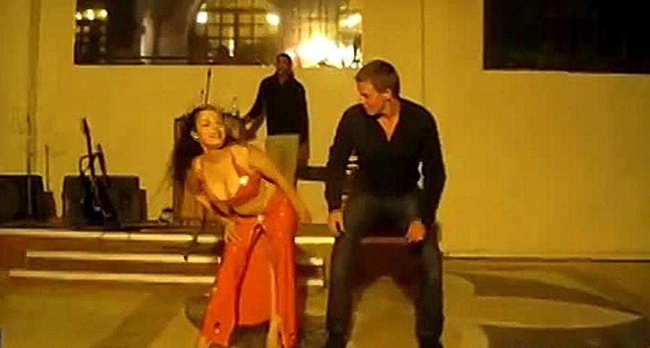 Этот русский турист утер нос восточной девушке по танцам! Это нужно видеть!