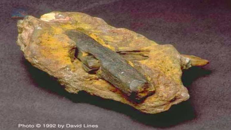 Вот молоток, которому.... 500 000 000 лет! Никто не знает, откуда он взялся!