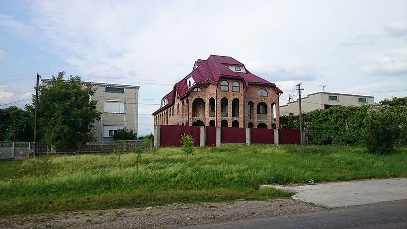 Вот 20 фото самого богатого села Украины. Скажу честно: челюсть отвисла!..