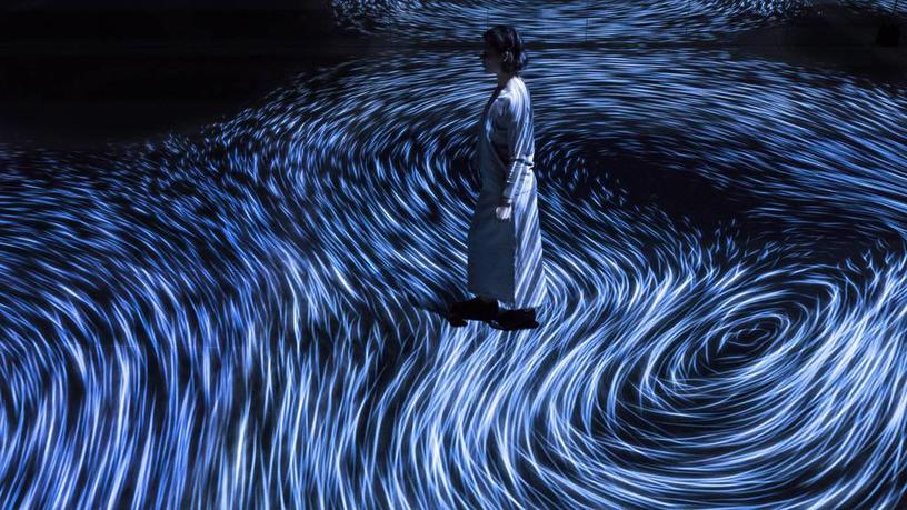 Японские мастера создали инсталляцию, благодаря которой у зрителей появилась возможность окунуться в океан, не намочив при этом ноги