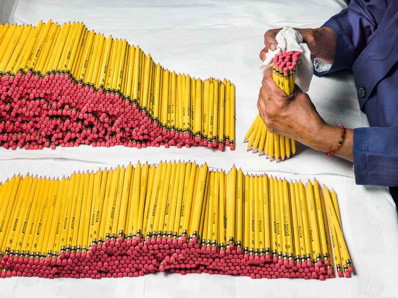 Фотограф показал процесс создания карандашей на старейшей в мире фабрике, и если вы думаете, что это скучно, то вы сильно удивитесь