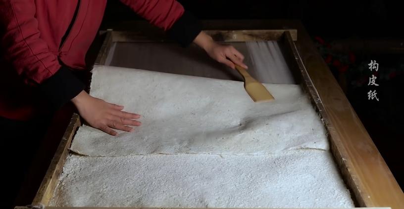 На этом видео китаянка вручную создаёт бумагу в соответствии со всеми традициями предков, и выглядит это очень умиротворяюще, но только до последних секунд