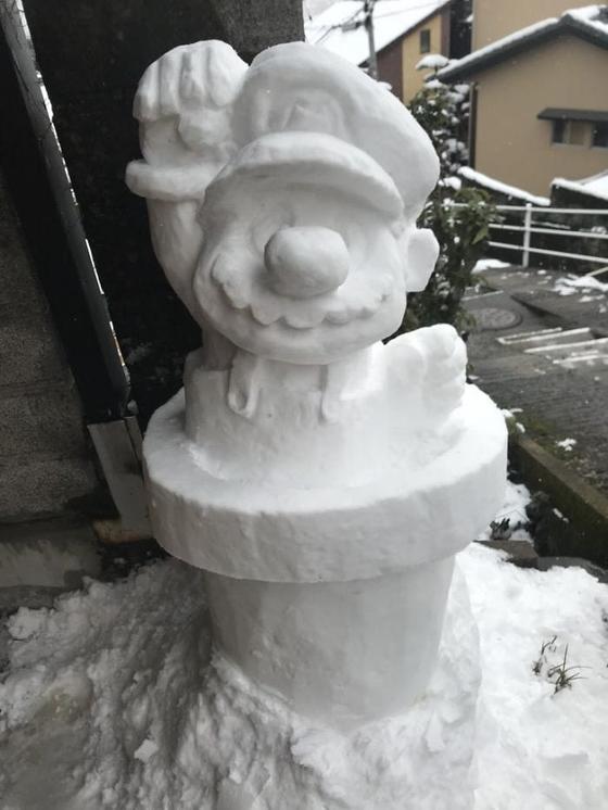 В Токио впервые за 4 года прошёл снегопад. Сначала жители растерялись, но потом дали волю фантазии, и их творения навсегда изменят ваше представление о снеговиках