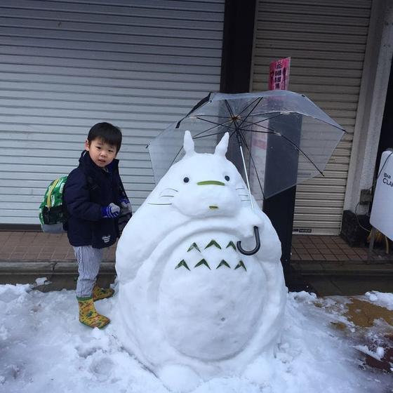 В Токио впервые за 4 года прошёл снегопад. Сначала жители растерялись, но потом дали волю фантазии, и их творения навсегда изменят ваше представление о снеговиках