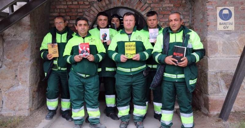 Турецкие мусорщики не стали выполнять свою работу и отказались выкидывать никому не нужные книги, но это даже порадовало местных жителей